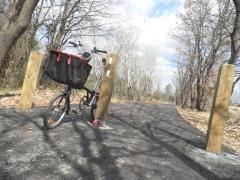 Vigne à Vélo Les Arcs - Sainte Roseline - Wooden poles where new traffic rules apply